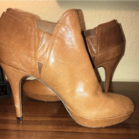 Vince Camuto Shoes - 💰Price ⬇️VINCE CAMUTO Sexy Ankle Booties 10